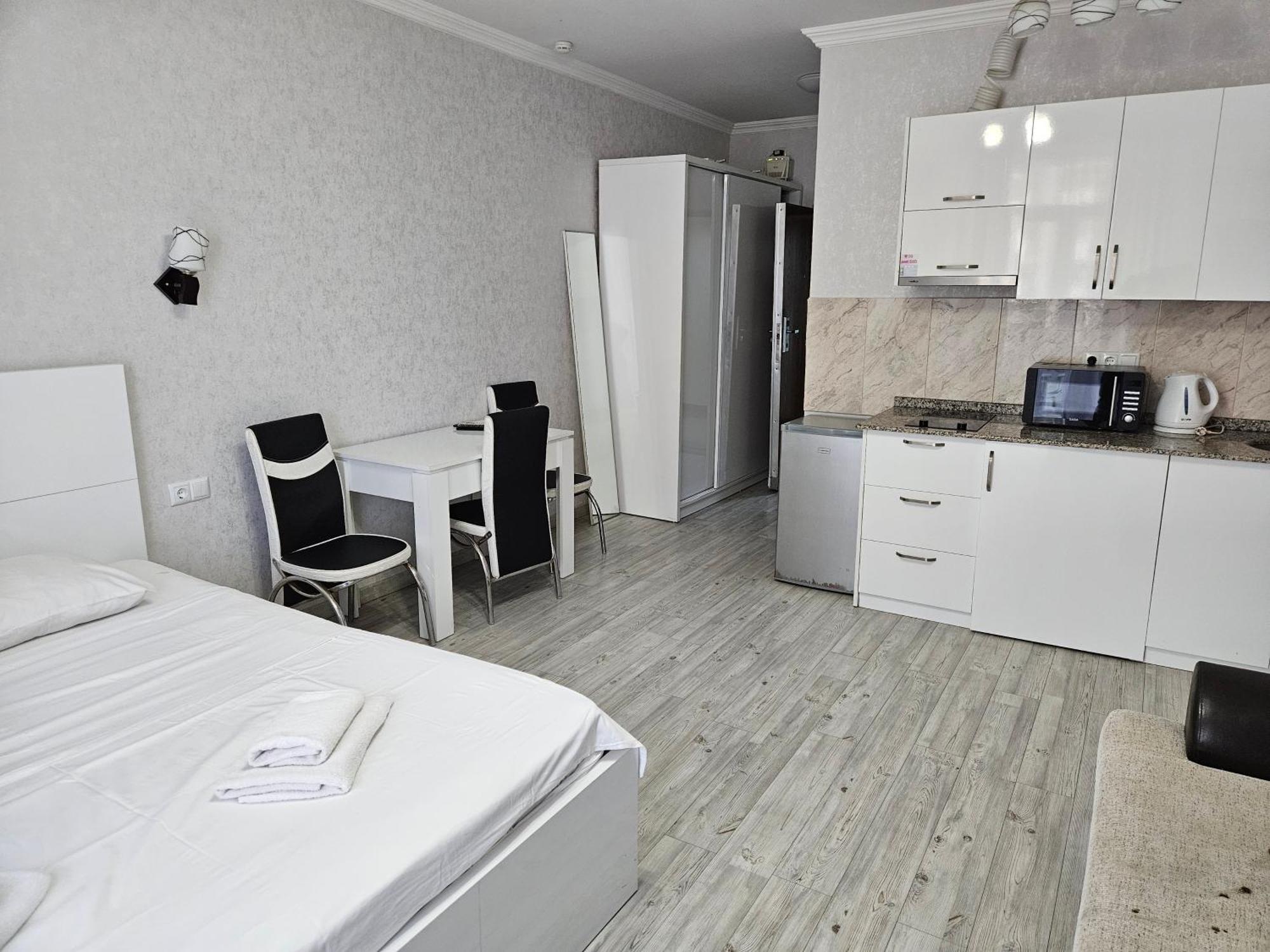 Aparthotel Calypso In Orbi バトゥーミ エクステリア 写真